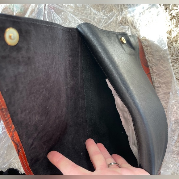 CL Whiting Leaf Leather Clutch Two Flaps - Picture 9 of 10